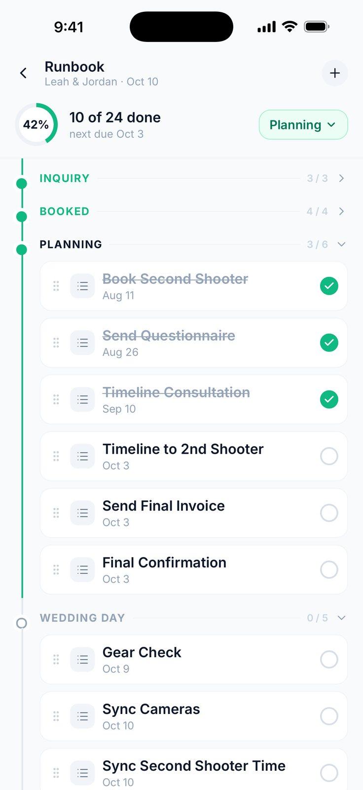 El runbook de Leah y Jordan en el teléfono: 10 de 24 hechas, la siguiente vence el 3 de octubre, las etapas Consulta, Reservado, Planificación y Día de la boda con sus tareas
